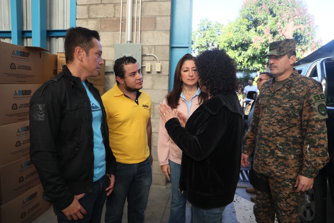Gobierno abastece de agua también a escuelas y hospitales de San Salvador gobierno-abastece-de-agua-tambien-a-escuelas-y-hospitales-de-san-salvador